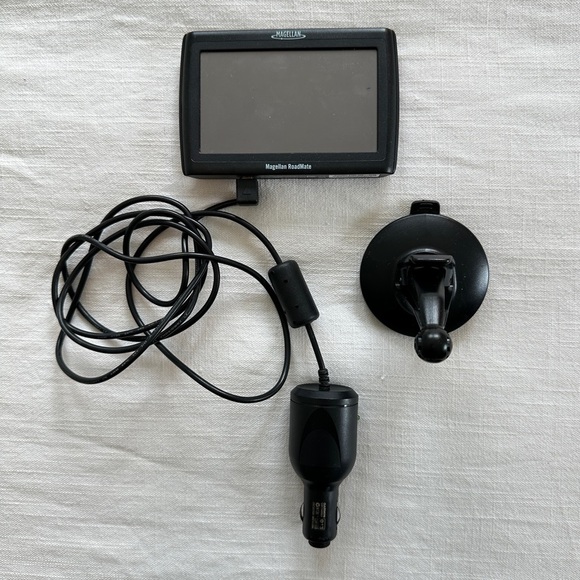 Magellan RoadMate 1420 Automobile Portable GPS Navigator - Picture 6 of 11